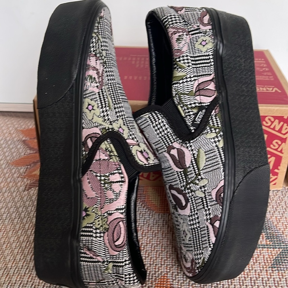 Vans WMNS Classic Slip-On Stackform Tapestry Floral Black
VN0A7Q5RBM8
Platforms - Picture 11 of 16